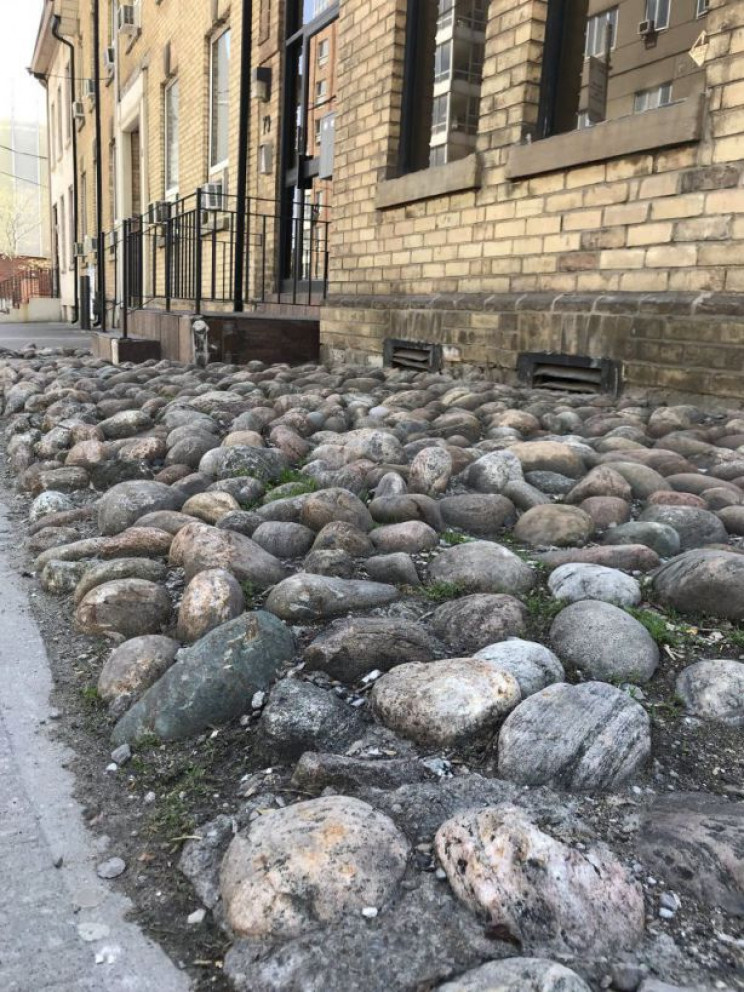 anti-homeless Architecture: ROcks placed in front of building to prevent people from hanging around. 