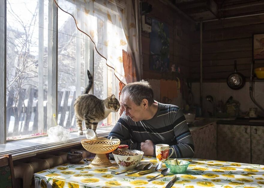 Man with his cat. Photo by Aleksey Vasiliev
